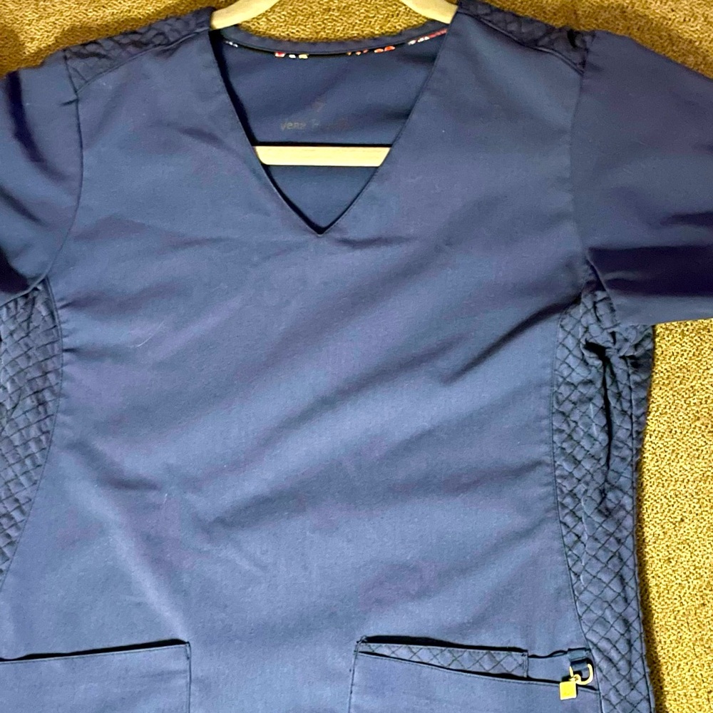 VERA BRADLEY TWO POCKET V NECK SCRUB TOP XS
